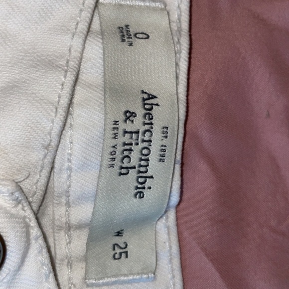 white Abercrombie and Fitch shorts - Picture 3 of 3
